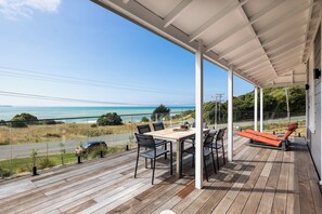 Outdoor dining - Moeraki Beach Haven - Otago Beachfront Home (Moeraki)