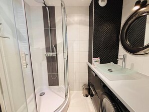 Bathroom - 50m from resort center, 4th floor, balcony, tv, 42m², Montchavin La Plagne (Bellentre)
