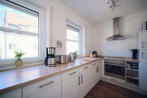 Mikrobølgeovn, ovn, kokeplater og oppvaskmaskin