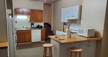 Morden 2-bedroom townhome with WiFi and AC in fabulous Johnstown