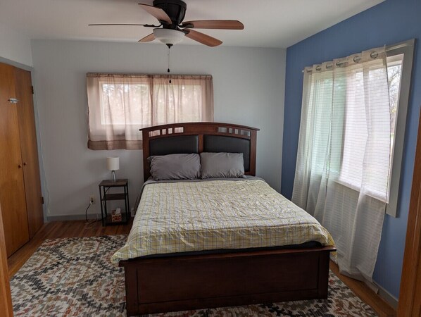 2 bedrooms, travel cot, WiFi, bed sheets