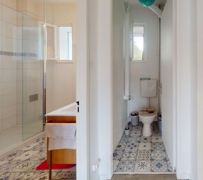 Douche, sèche-cheveux, serviettes fournies