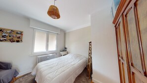 1 habitación, escritorio, tabla de planchar con plancha y wifi