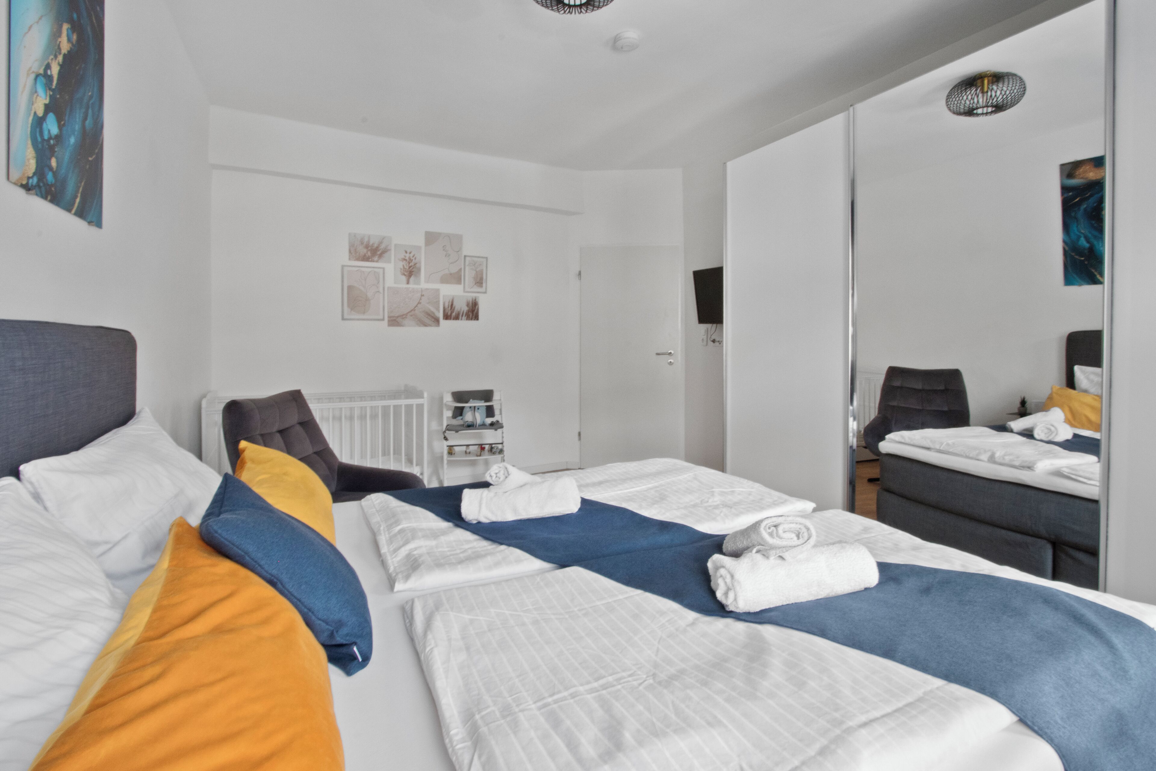 2 habitaciones, tabla de planchar con plancha y cuna de viaje 