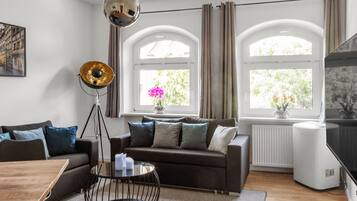 Smart-TV, Bücher, Stereoanlage