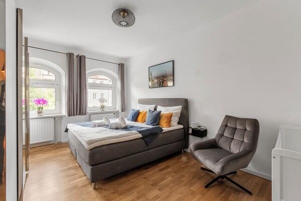 2 chambres, fer et planche à repasser, lit de bébé portatif