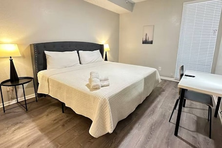 2 bedrooms, desk, iron/ironing board, travel crib. Bright, Modern Spot Near Houston’s Top Attractions