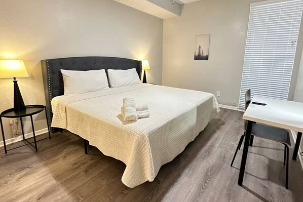 2 habitaciones, escritorio y tabla de planchar con plancha 