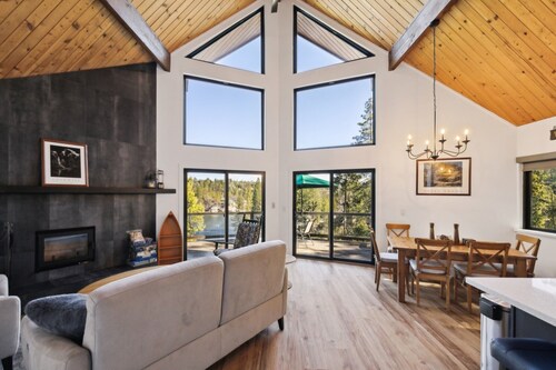 NEW! Golden Peak Cabin (3-Bedroom Home) with Pool and Lake View by Yosemite Region Resorts