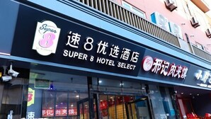 Et hotelskilt med 'Super 8'-branding og teksten 'Hotel Select'.