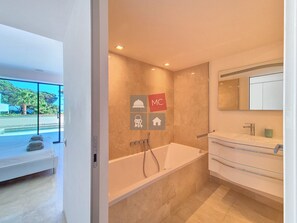Shower, hair dryer - BEL APPARTEMENT A VILLA MAXIMA (Sainte-Maxime)