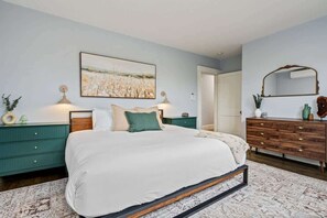 3 sovrum, skrivbord, strykjärn/strykbräda och resesäng