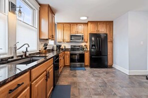 Kjøleskap, mikrobølgeovn, ovn og kokeplater