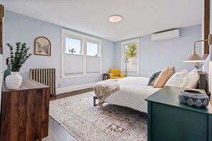 3 bedrooms, desk, iron/ironing board, travel crib