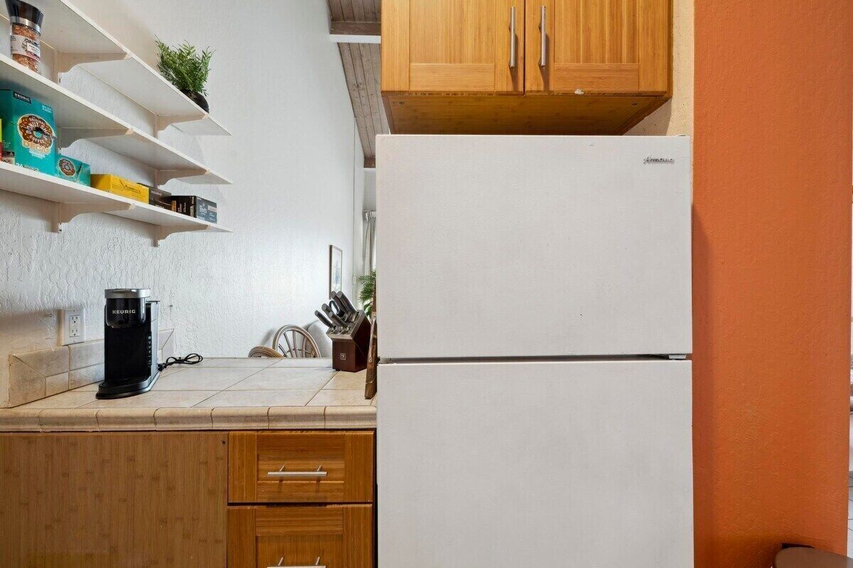 コーヒー / ティーメーカー、冷蔵庫、電子レンジ、オーブン