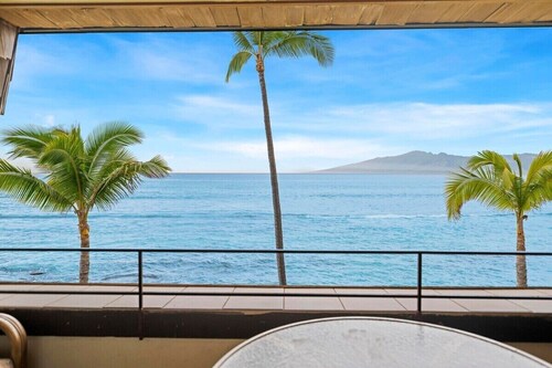 Oceanfront Maui Condo-Walk to Beach, Shops, Cafés
