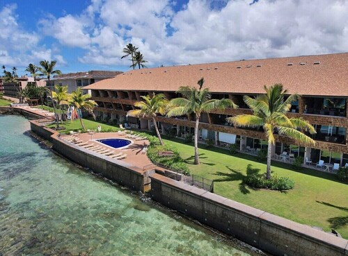 Oceanfront Maui Condo-Walk to Beach, Shops, Cafés