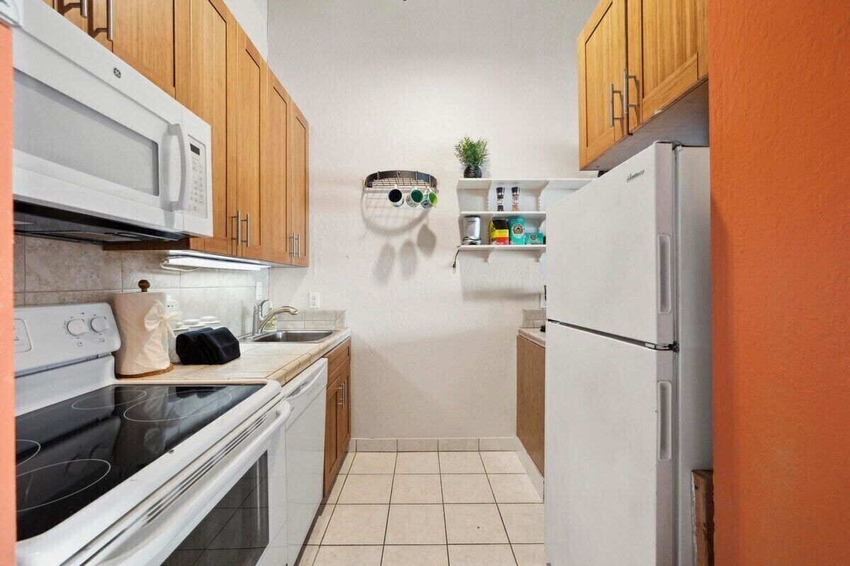 Coffee/tea maker, fridge, microwave, oven