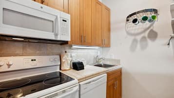 Coffee/tea maker, fridge, microwave, oven