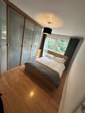 2 habitaciones, tabla de planchar con plancha, wifi y ropa de cama