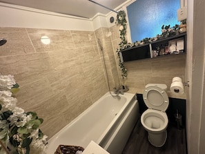 Bidet, toallas, jabón, papel de baño