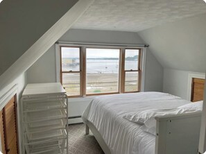 4 bedrooms, free WiFi, bed sheets - Every window has an ocean view (Hull)