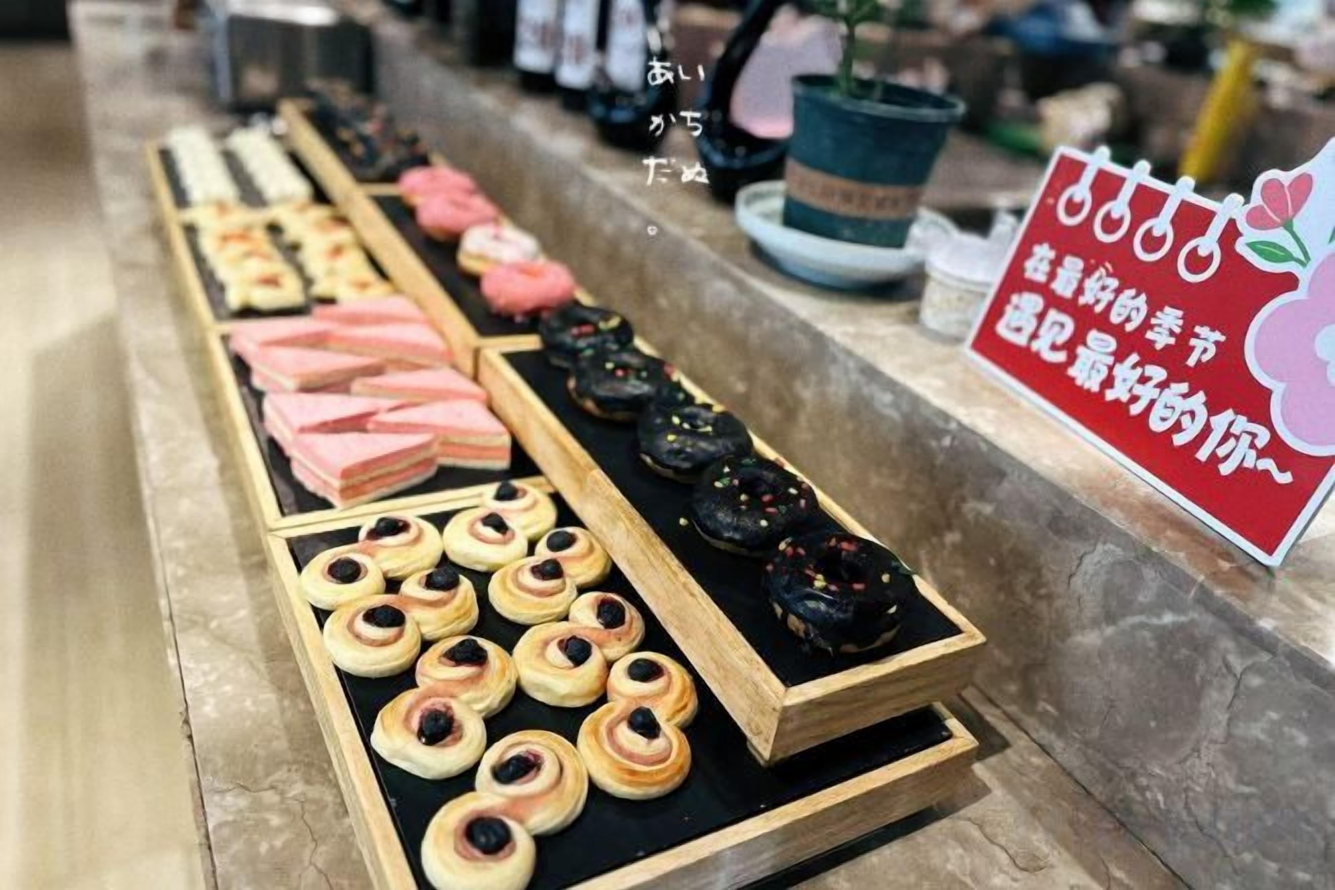 Esposizione di dolci e pasticcini.