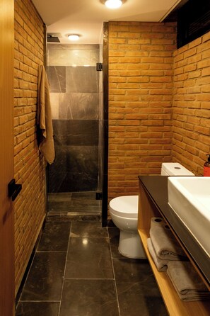 Een haardroger, handdoeken, zeep, toiletpapier