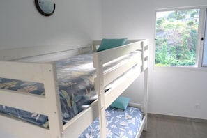 3 habitaciones, tabla de planchar con plancha, internet y ropa de cama
