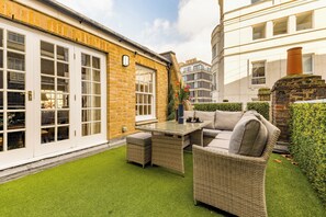 Outdoor dining - Mayfair Central 9-Bed 18-Guests Townhouse w/Rooftop Patio & AC Berkeley Square (London)