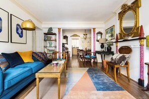 Smart TV, books - Mayfair Central 9-Bed 18-Guests Townhouse w/Rooftop Patio & AC Berkeley Square (London)