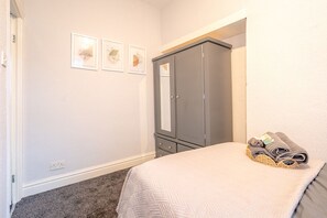 2 室のベッドルーム、アイロン / アイロン台、WiFi (無料)、ベッドシーツ