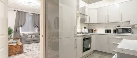 Refrigerador, microondas, horno y parrilla de estufa