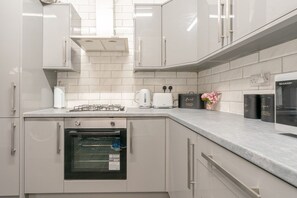 冷蔵庫、電子レンジ、オーブン、コンロ