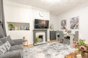 Smart TV, fireplace