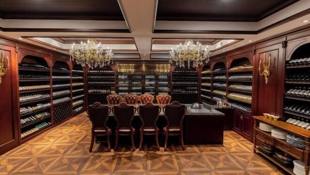 A wine cellar with wooden shelves, a central bar area, and a patterned floor. - Homeinn Hotel (Dalian People's Square Xinkai Road) (Dalian)