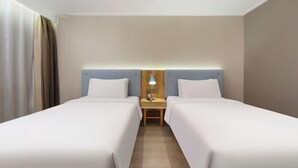 A hotel room with two single beds, a nightstand with a lamp, and a view of the street. - Homeinn Hotel (Dalian People's Square Xinkai Road) (Dalian)
