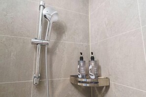 Bathroom - Homeinn Hotel (Dalian People's Square Xinkai Road) (Dalian)