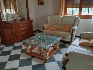 Deluxe Apartment, 3 Bedrooms, Partial Sea View | Living area | 50-inch plasma TV with digital channels - Apartamentos en Villa Planeta (Oropesa del Mar)