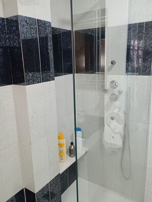 Deluxe Apartment, 3 Bedrooms, Partial Sea View | Bathroom | Towels, toilet paper - Apartamentos en Villa Planeta (Oropesa del Mar)