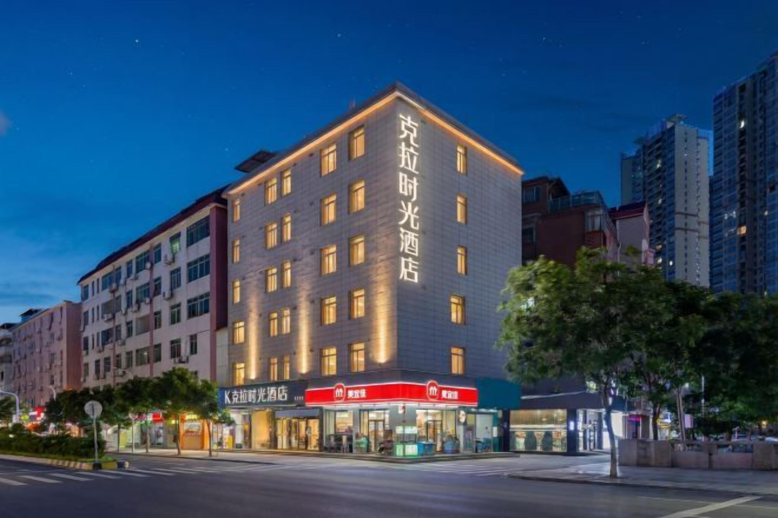 Un hotel de diverses plantes amb un cartell ben visible que diu 'King Light Hotel'.