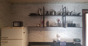 Kühlschrank, Mikrowelle, Herdplatte, Wasserkocher