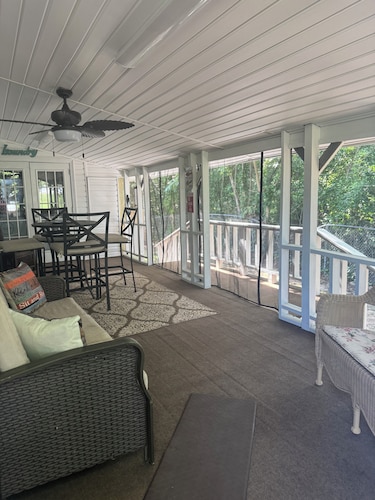 Charming 2-bedroom house in Monroeville with Wi-Fi and AC.