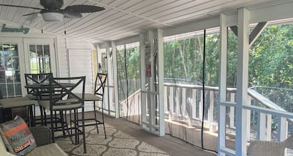 Charming 2-bedroom house in Monroeville with Wi-Fi and AC.