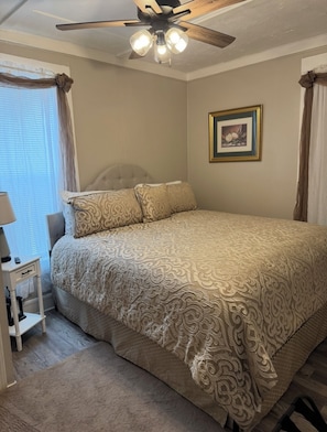 2 bedrooms, iron/ironing board, free WiFi, bed sheets - Charming 2-bedroom house in Monroeville with Wi-Fi and AC. (Monroeville)