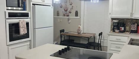 Frigorifero, microonde, forno, piano cottura
