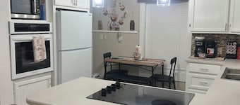 Charming 2-bedroom house in Monroeville with Wi-Fi and AC.