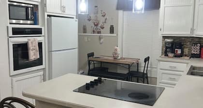 Charming 2-bedroom house in Monroeville with Wi-Fi and AC.