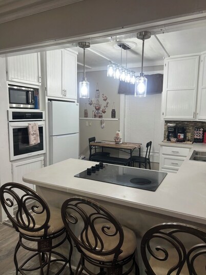Charming 2-bedroom house in Monroeville with Wi-Fi and AC.