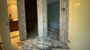 Shower, hair dryer, towels, soap - luxury 4BR with High-speed WiFi, fitness room and spa at Punta Mita, Nayarit (Corral del Risco)